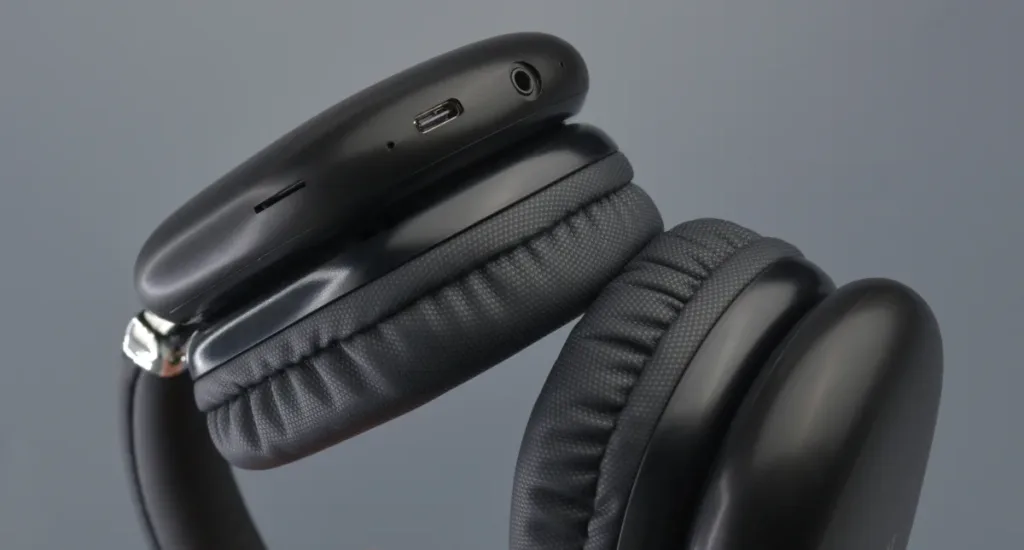 Разъемы на черных наушниках HOCO W35: USB Type-C для зарядки и 3.5мм аудиовход.