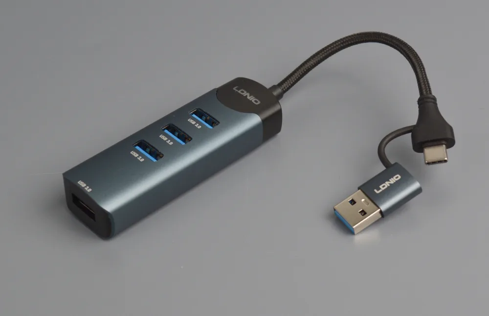 Компактный USB-хаб LDNIO DS-134C Type-C с четырьмя портами USB 3.0 и скоростью передачи данных 5 Гбит/с, подключенный через короткий кабель.