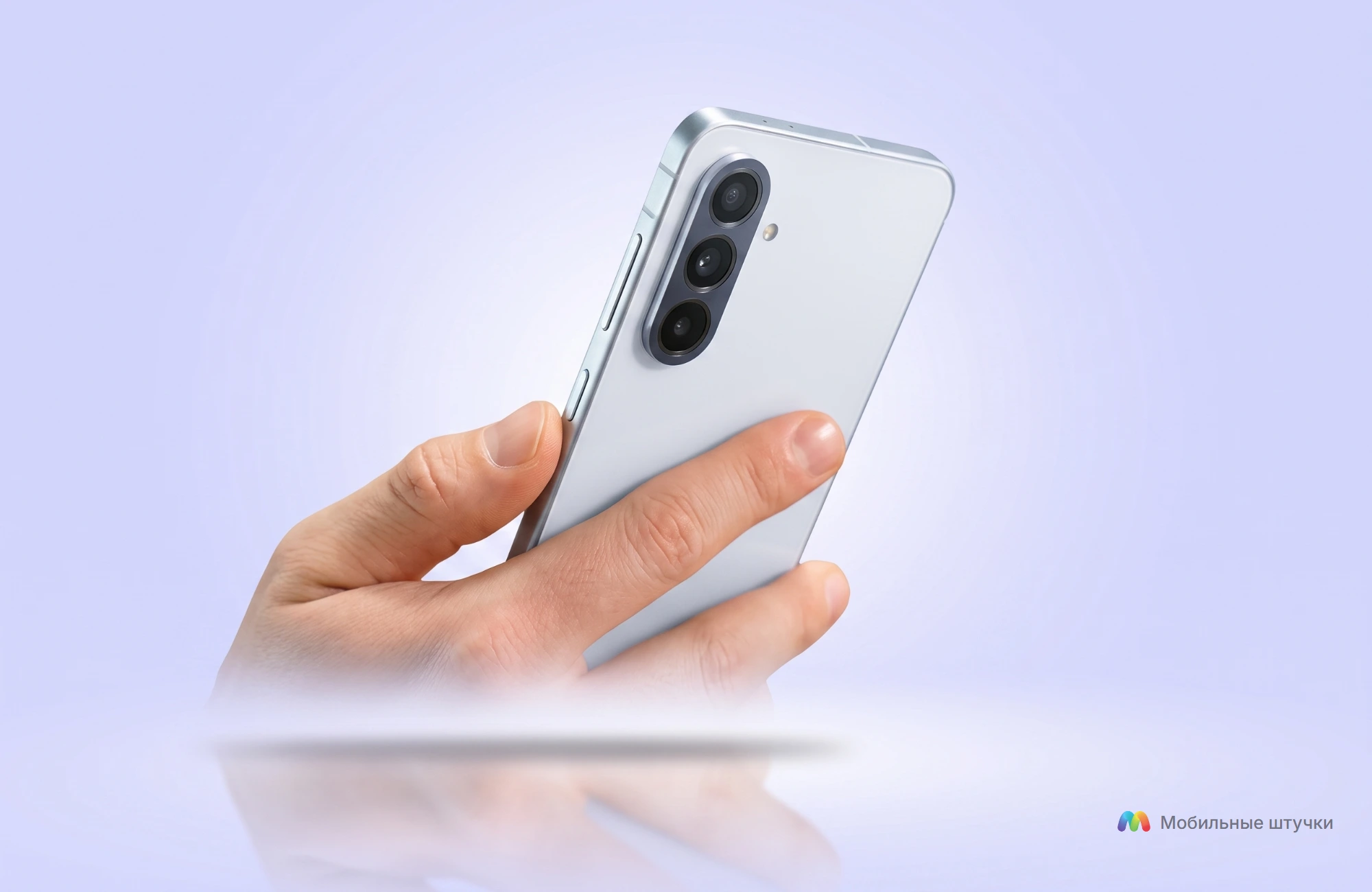 Крупный план руки, держащей смартфон Samsung Galaxy A56, демонстрирующий тонкий профиль и блок камер.
