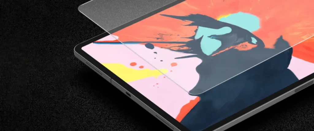 Защитное стекло для Apple iPad Air 11 2024 и Air 11 2025 в процессе наклеивания на экран.