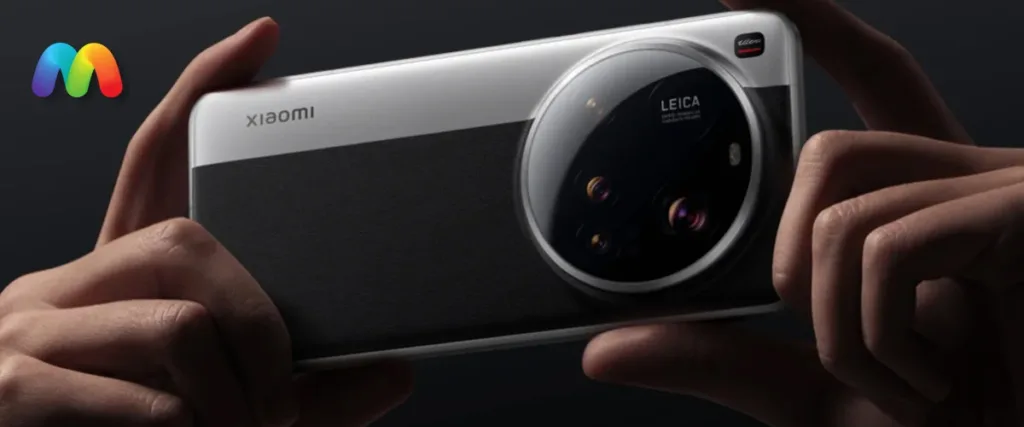 Смартфон Xiaomi 15 Ultra в серебристо-черном исполнении в руках, крупный план модуля камеры Leica.