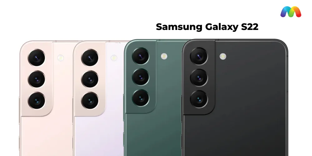 Крупный план камер четырёх смартфонов Samsung Galaxy S22, расположенных рядом. Показаны устройства в розовом, белом, зелёном и чёрном цветах.