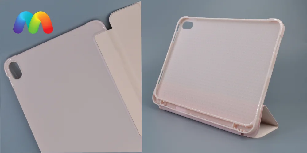 Чехол для iPad 10 10.9″ 2022 iPad 11 11″ 2025 35 Два ракурса одного чехла-книжки светло-бежевого цвета: вид спереди, подчеркивающий гладкую поверхность, и вид сзади, показывающий функцию подставки и внутреннюю поверхность.