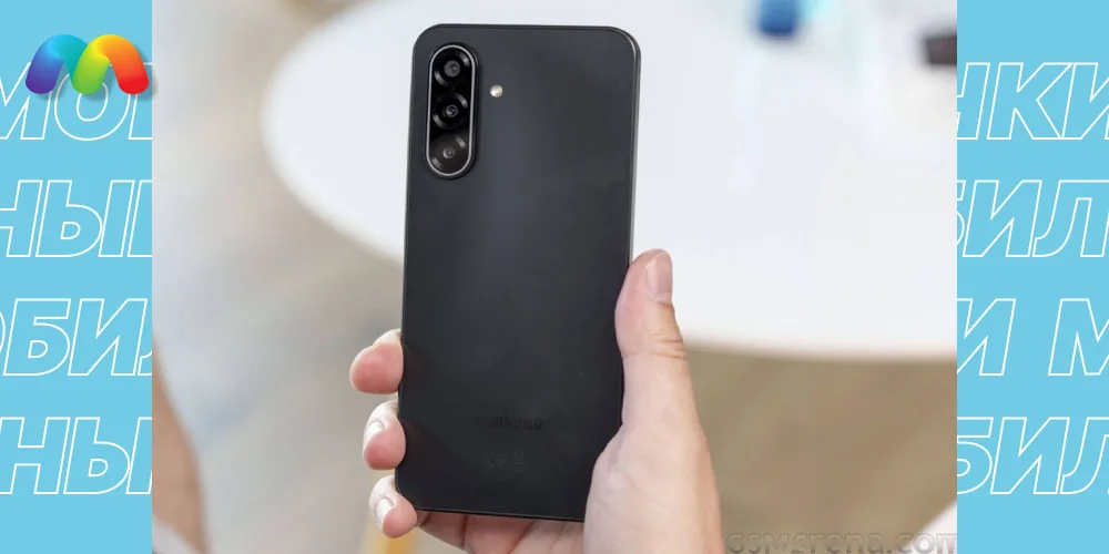 Обзор Samsung A17 15 Рука держит черный смартфон Samsung с тройной камерой, вид сзади.