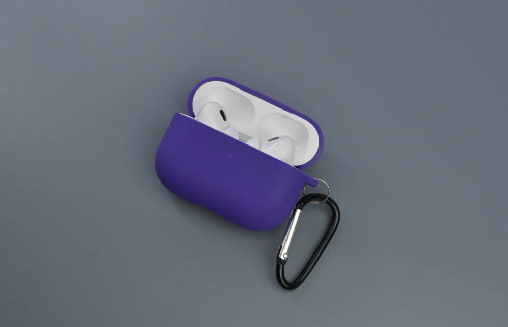 Чехол силиконовый для 
AirPods Pro, Pro 2 20 Открытый фиолетовый силиконовый чехол с карабином и наушниками AirPods Pro/Pro 2 внутри на сером фоне.