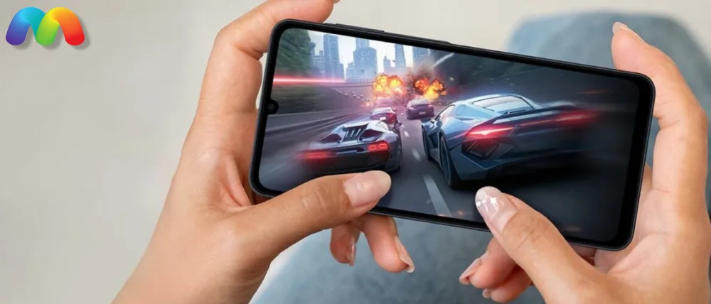 Обзор Samsung A17 14 Руки держат смартфон Samsung горизонтально, играя в гоночную игру на полном экране.