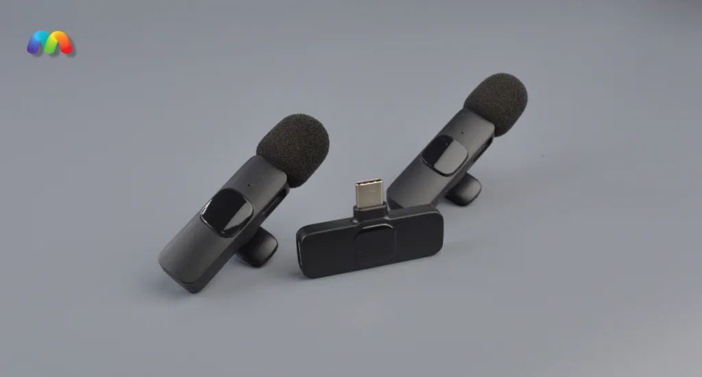Беспроводной петличный микрофон Smile K1 с двумя микрофонами 15 Два черных беспроводных микрофона-передатчика с ветрозащитой и черный приемник с коннектором USB Type-C на сером фоне.