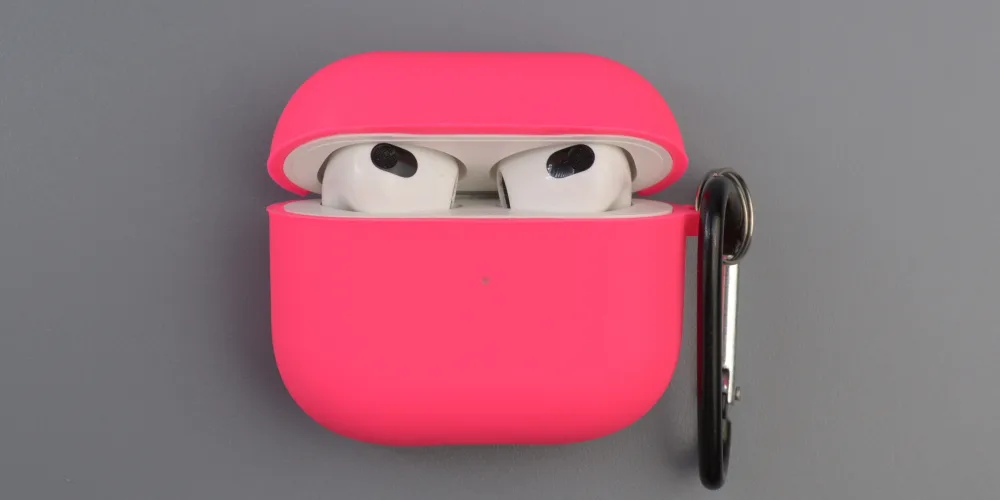 Ярко-розовый силиконовый чехол для AirPods 3 с черным карабином.