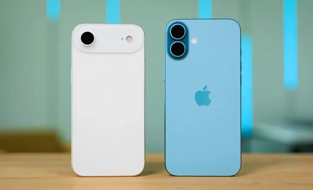 Крупный план рук, держащих белый iPhone Air и голубой iPhone 16 Plus.