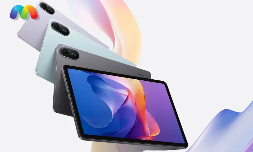 Обзор Xiaomi Redmi Pad 2 2025 13 Три планшета Xiaomi Redmi Pad 2, сложенные стопкой под углом (фиолетовый, голубой, серый). Передний планшет показывает включенный экран с абстрактными, красочными обоями.