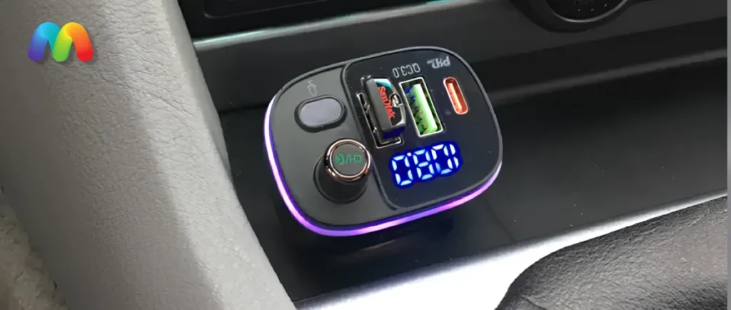 FM-трансмиттер Hoco E62, установленный в прикуривателе автомобиля, с USB-флешкой и работающим дисплеем.