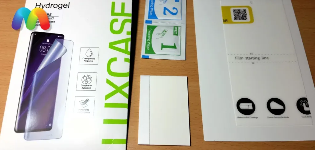 Содержимое упаковки гидрогелевой пленки Luxcase: коробка, салфетки и инструменты для установки.