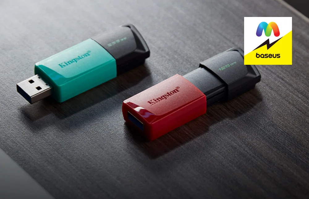 Крупный план флешек Kingston Exodia M 128GB (красная) и 256GB (бирюзовая) на столе