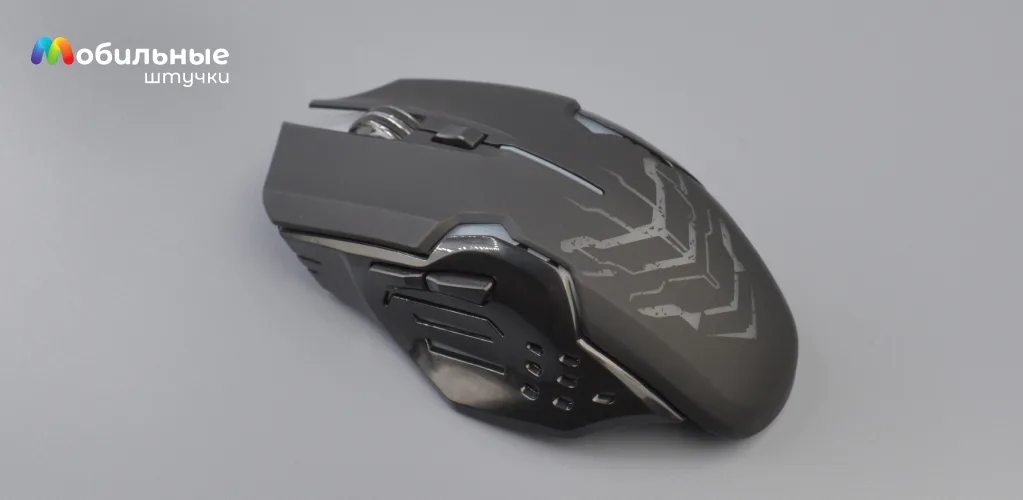 Черная беспроводная игровая мышь Defender Katana GM-511 в режиме ожидания.