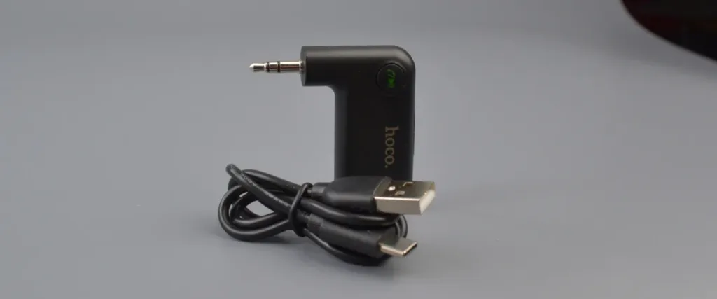 Миниатюрный FM-трансмиттер с 3,5 мм разъемом и зарядным кабелем USB-Type-C