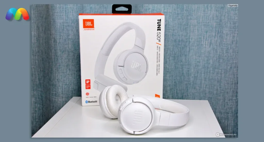 Беспроводные наушники JBL Tune 520BT белого цвета в коробке и рядом с ней