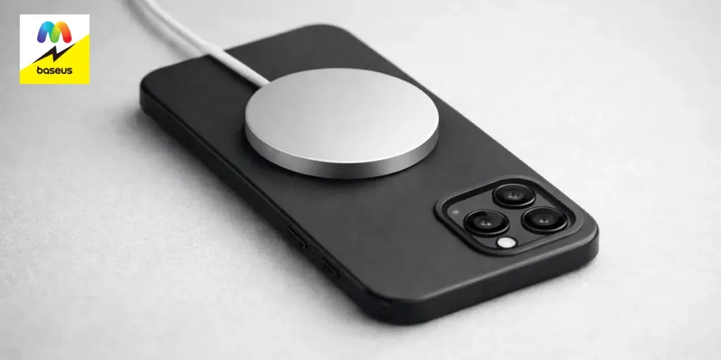 Вид сбоку на iPhone, лежащий на столе с подключенной зарядкой MagSafe