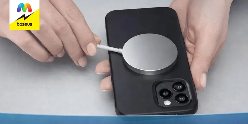Процесс прикрепления магнитной зарядки MagSafe к iPhone в чехле