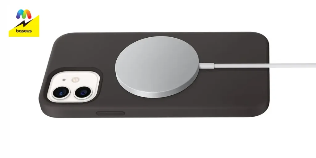 Белый магнитный диск MagSafe, прикрепленный к задней панели iPhone в темном чехле.