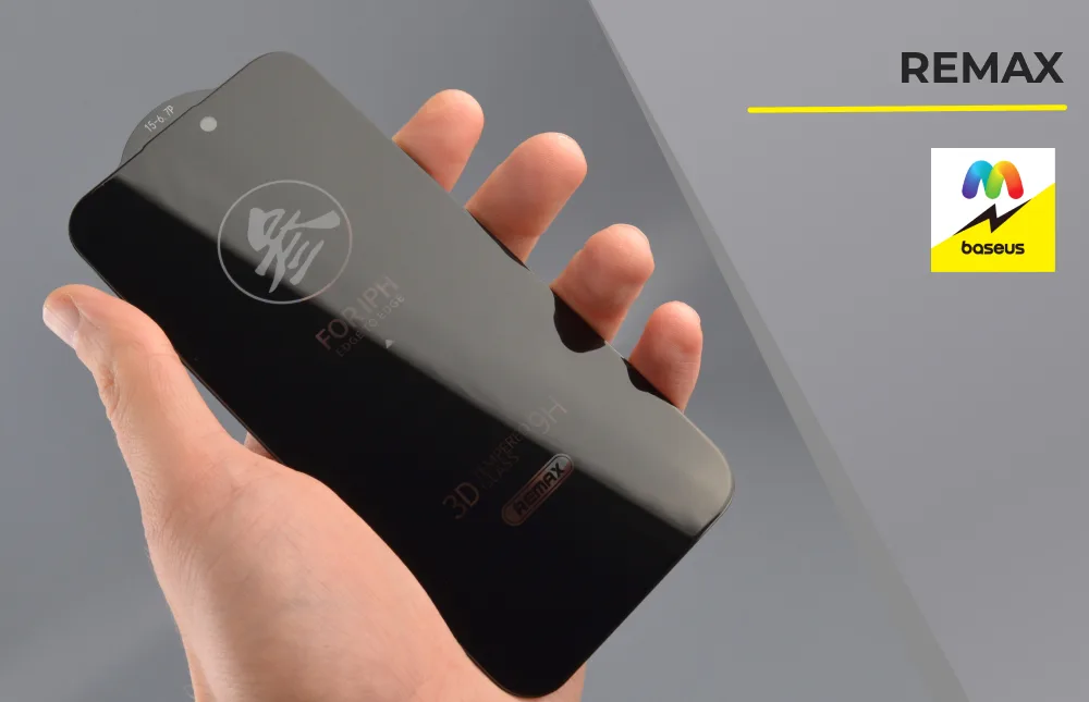 Человек держит в руке 3D защитное стекло Remax для iPhone