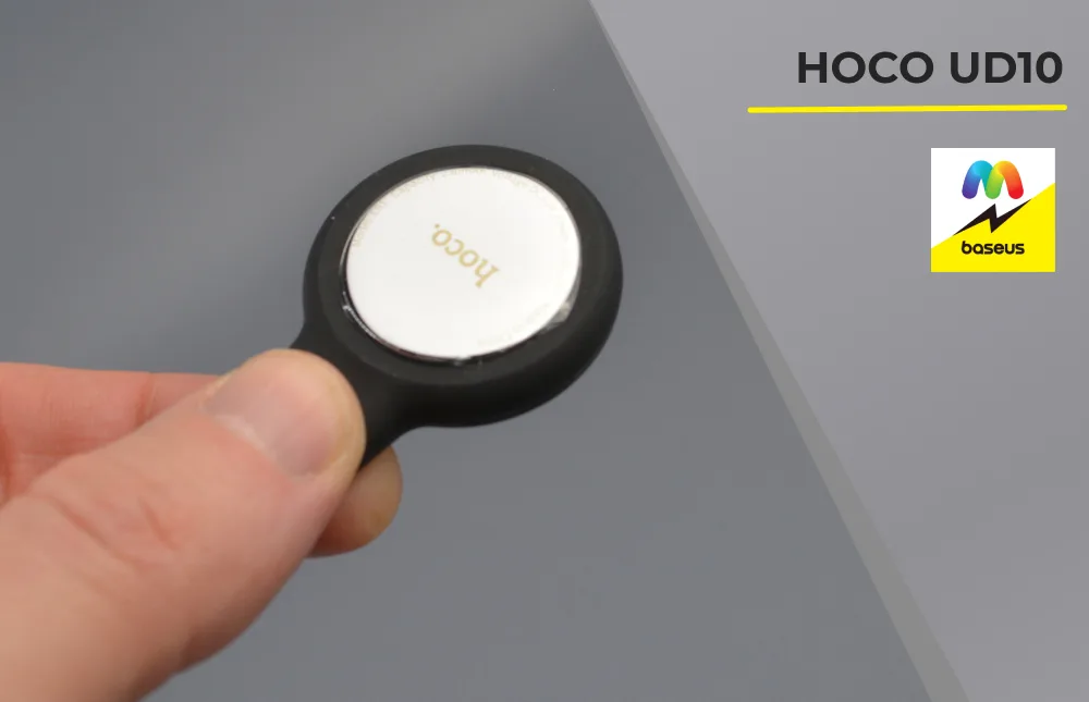 Крупный план задней крышки трекера Hoco E91 в руке.